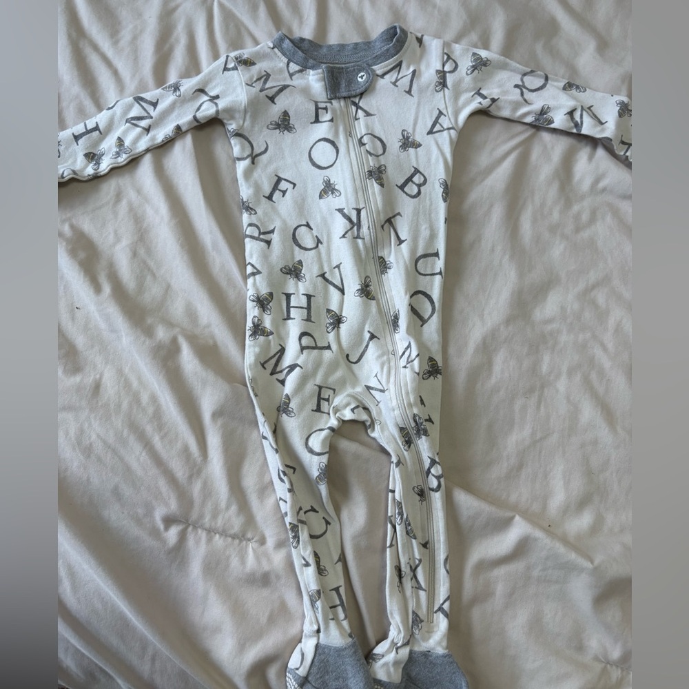 ✨2 for $5✨Burt’s bees Grey and White Alphabet Print Kids One Piece 12 M